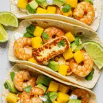 Tacos aux crevettes mexicains colorés épicés avocat chou