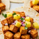 Tacos au tofu al pastor authentiques avec garnitures fraîches mexicaines