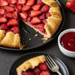 Tarte aux fraises simple française avec crème pâtissière et fraises fraîches