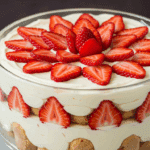 Tiramisu aux fraises facile parfaitement réalisé avec mascarpone et fraises fraîches