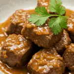 Agneau confit aux épices de Noël et au miel servi sur couscous dans tajine traditionnel