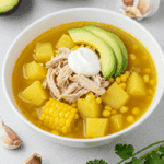 Ajiaco soupe colombienne authentique avec poulet effiloché maïs avocat et crème épaisse