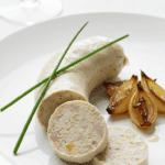 Boudin blanc échalotes sauce crémeuse tranché élégant festif