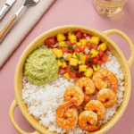 Bowl énergie crevettes mangue pico gallo coloré avocat riz sain tropical