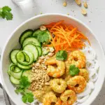 Bowl froid crevettes sauce satay nouilles riz légumes frais croquants coloré