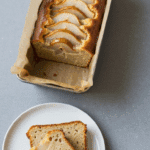 Cake aux poires et polenta moelleux avec fines lamelles de poires caramélisées sur le dessus