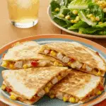 Cheesy quesadillas dinde maïs fromage gouda fondu coulant filaments généreux salade