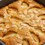 Financier aux pommes caramélisées doré beurre noisette élégant