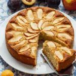 Gâteau aux pommes facile moelleux tranché avec pommes caramélisées