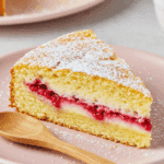 Gâteau magique citron framboises tranche trois couches distinctes flan crème génoise
