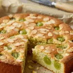 Gâteau tiède raisin-amandes moelleux doré avec amandes effilées grillées en surface