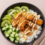 Poké bowl poulet kiwi oignons frits coloré créatif