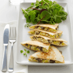 Quesadillas fusion poireaux champi dorées fromage crémeux herbes salade élégante