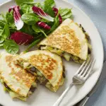 Quesadillas fusion gastronomiques aux poireaux et portobello avec fromage coulant et présentation raffinée
