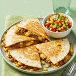 Quesadillas mexicaines bœuf cheddar dorées fromage fondu filaments triangles planche