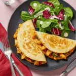 Quesadillas mexicaines au poulet croustillantes avec fromage filant et garniture épicée généreuse