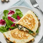 Quesadillas veggie épinards champignons croustillantes avec fromage filant et garniture généreuse