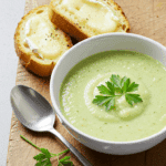 Soupe cerfeuil tartines brie élégante française vert pâle raffinée