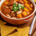 Soupe chorizo façon locro argentin traditionnel bol rustique fumant