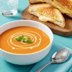 Soupe de tomates crémeuse avec grilled cheese sandwich doré fromage fondant