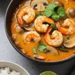 Tom yum soupe thaï aux crevettes authentique bol traditionnel