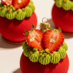 Boules de Noël façon tarte fraises pistache velours rouge décorations blanches