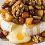 Brie au four aux pommes caramélisées noix et sirop d'érable coulant