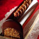 bûche aux deux chocolats miroir noir et insert blanc tranchée