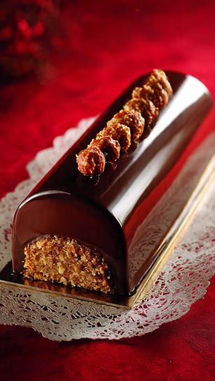 bûche aux deux chocolats miroir noir et insert blanc tranchée