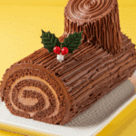 Bûche de Noël au chocolat traditionnelle avec crème fouettée spirale visible