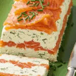 Bûche saumon fromage frais tranché rose blanc crème ciboulette œufs caviar élégante