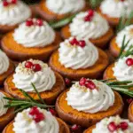 Canapés Noël patate douce crème fromagère grenades herbes fraîches plateau élégant