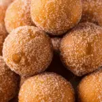 Croustillant fêtes foraines beignets frits dorés sucre glace cornet papier stand