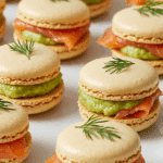 Macarons salés saumon fumé crème avocat citronnée coques orange garniture verte aneth