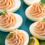 Œufs farcis mousse saumon fumé rose crème aneth élégants