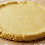 Pâte sablée de Noël biscuits festifs décorés glaçage colorés