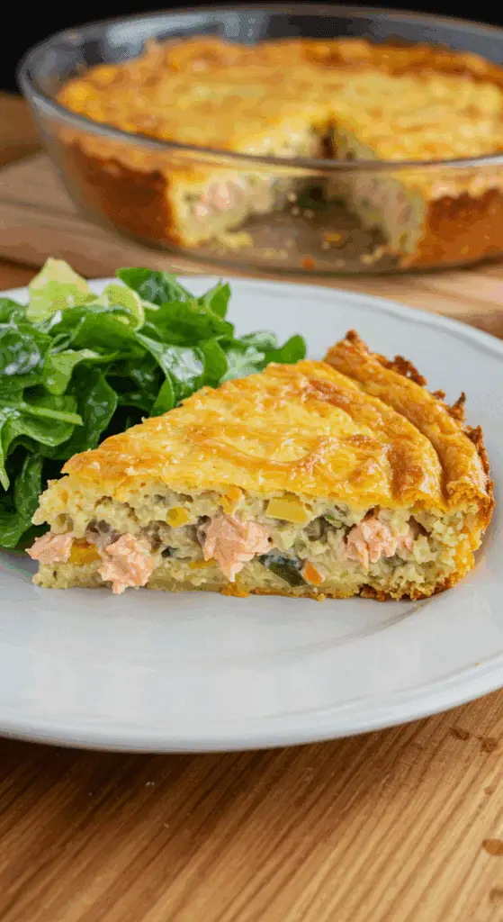 Pâté au saumon sans pâte doré sortant du four avec fromage gratiné