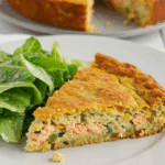 Pâté au saumon sans pâte doré avec fromage fondu et base pommes de terre