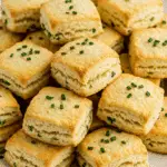 petits biscuits salés moelleux à la ciboulette dorés apéritif frais