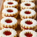 Petits sablés fourrés confiture fraises sucre glace élégants