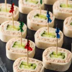 Roulé salé au thon et œufs durs tranché sur plateau blanc montrant la spirale de crème au thon