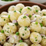 Salade crémeuse de pomme de terre avec légumes tendres et mayonnaise onctueuse