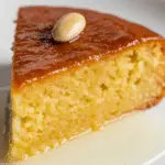 Basboussa au yaourt et fleur d'oranger imbibée sirop dorée avec amandes