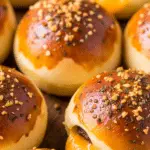 Bombes cheeseburger ail parmesan dorées coupées fromage coulant