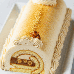 Bûche au praliné élégante chocolat noisettes tranche spirale crème visible
