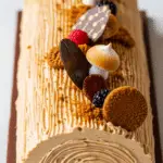 Bûche aux spéculoos crémeuse décorée rosettes biscuits Noël