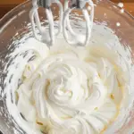 Crème chantilly mascarpone texture parfaite pics fermes veloutée