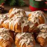 Croissants de Noël vanille et amande traditionnels saupoudrés sucre glace