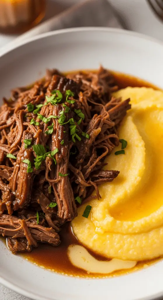 Effiloché bœuf mijoté polenta crémeuse rustique italien réconfortant