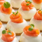 Mini dômes crème fromage saumon élégants ardoise aneth sésame chic